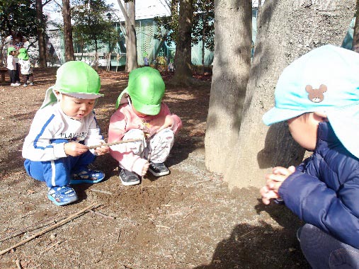 冬の木場公園で〈うさぎ組：2歳児〉