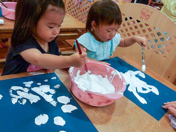 おばけの制作〈あひる組：1歳児〉