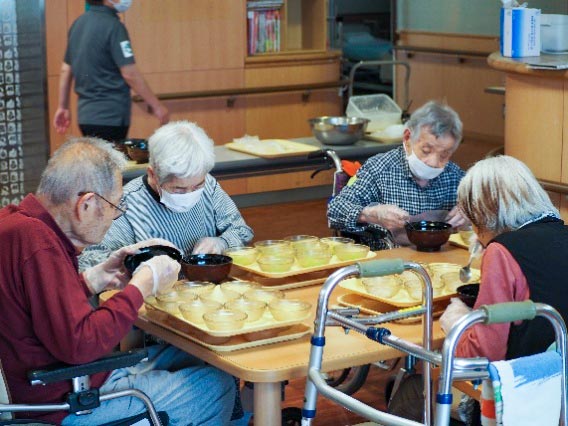 季節のおやつ作り(8月)〈特養〉